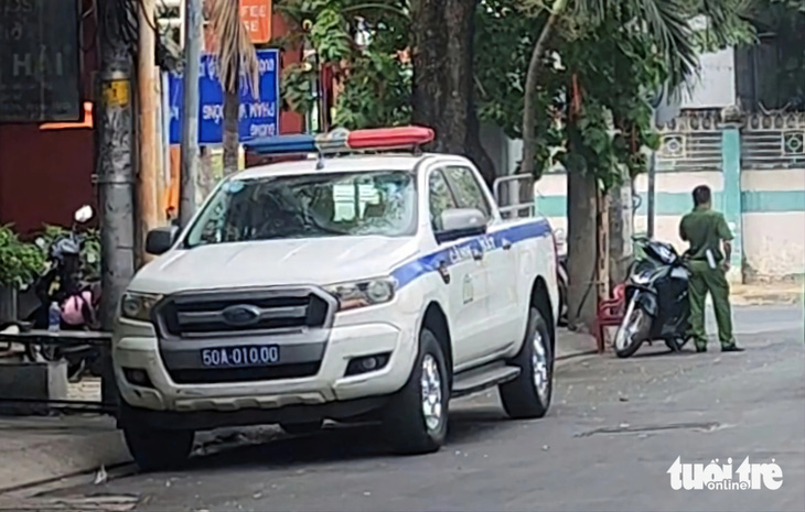 Lực lượng chức năng và xe chuyên dụng tại đường Lam Sơn (gần đoạn giao với đường Hồng Hà, phường 2, quận Tân Bình) vào chiều 6-3 - Ảnh: NGỌC KHẢI