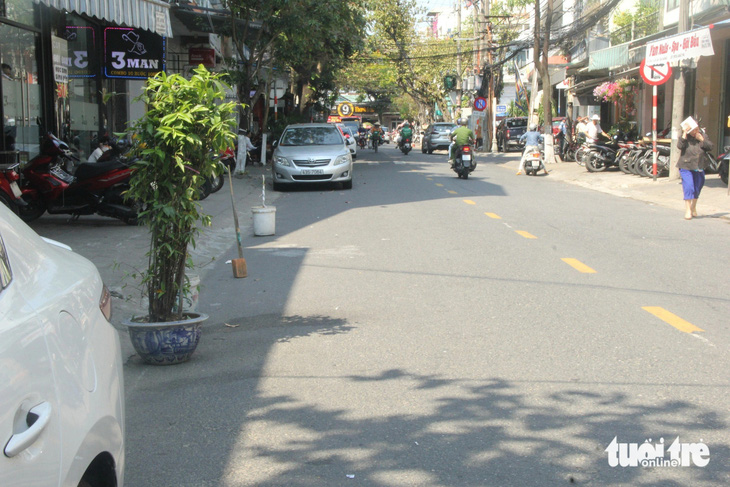Mang cả cây xanh, gạch đá xuống đặt dưới lòng đường không cho đậu xe trên đường Chu Văn An, Đà Nẵng - Ảnh: TRƯỜNG TRUNG