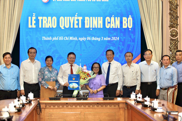 Ông Nguyễn Bắc Nam nhận quyết định từ UBND TP - Ảnh: N.B.