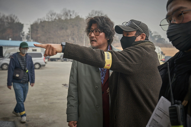 Ảnh đế Song Kang Ho (trái) hợp tác với đạo diễn Kim Jee Woon trên phim trường Cobweb (2023) - Ảnh: CJ Entertainment