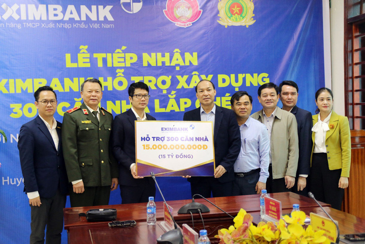 Ngân hàng Eximbank trao kinh phí hỗ trợ xây dựng 300 căn nhà lắp ghép cho huyện Kỳ Sơn - Ảnh: Eximbank