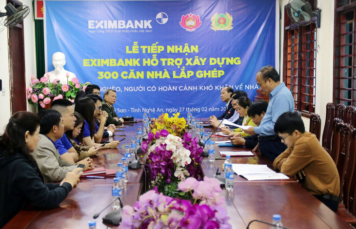 Buổi lễ trao nhận 300 căn nhà lắp ghép tại huyện Kỳ Sơn - Ảnh: Eximbank