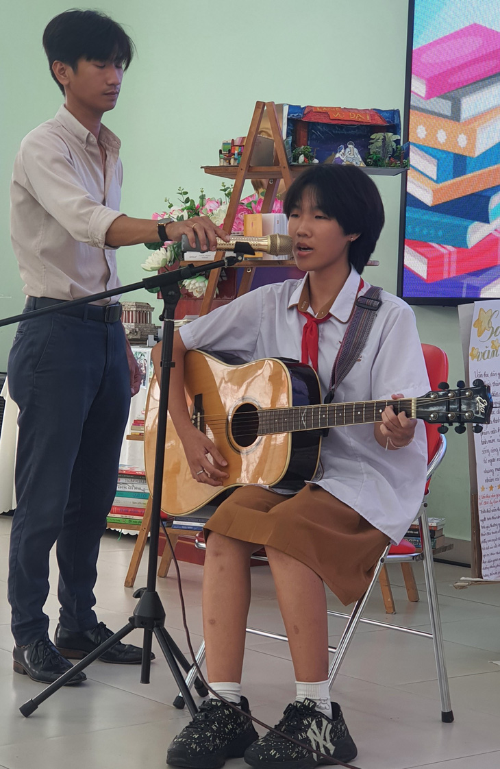 Sau khi đọc sách Không gia đình, Uyên Nhi, học sinh Trường THCS Nguyễn Gia Thiều, tự sáng tác bài hát và biểu diễn tại chỗ - Ảnh: H.HG
