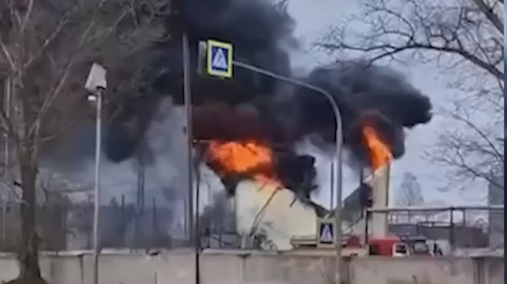 Hiện trường vụ drone của Ukraine tấn công thùng nhiên liệu của nhà máy tinh luyện quặng sắt Mikhailovsky, vùng Kursk (Nga) hôm 6-3 - Ảnh: RBC