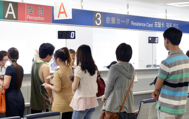 Người nhập cư xếp hàng tại Cục xuất nhập cảnh Tokyo để xin thẻ cư trú. Ảnh minh họa. Nguồn: kyodonews.net