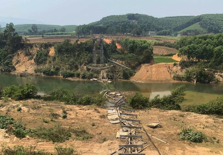 Cầu treo ở xã Châu Hạnh, huyện Quỳ Châu, Nghệ An bị sập sau 13 năm sử dụng - Ảnh: Bạn đọc cung cấp