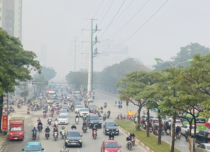Đến hơn 9h sáng cùng ngày, đường phố ở Hà Nội vẫn còn sương mù - Ảnh: QUANG THẾ