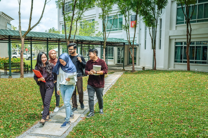 Sinh viên quốc tế đến Malaysia du học - Ảnh: GETTY IMAGES