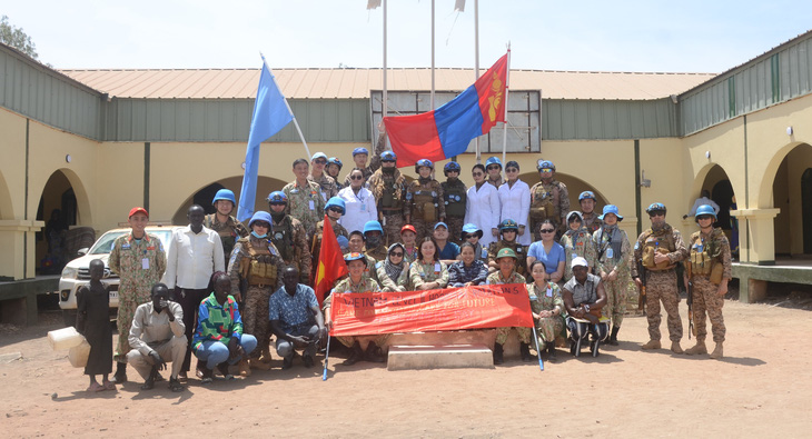 Bệnh viện dã chiến cấp 2 số 5 của Việt Nam tham gia đoàn thiện nguyện giúp đỡ phụ nữ và trẻ em gái ở Bentiu, Nam Sudan - Ảnh: BVDC 2.5