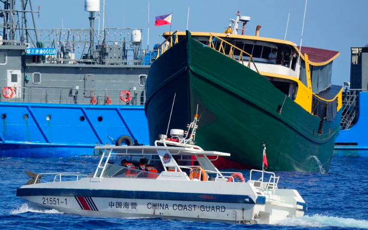 Philippines nói &quot;sắp hết tàu tiếp tế&quot; tới bãi Cỏ Mây vì bị Trung Quốc &quot;quấy rối&quot;