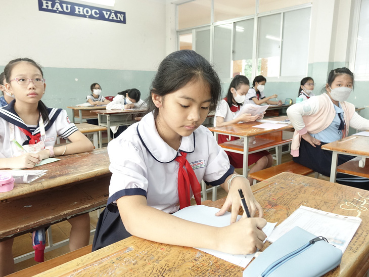 Thí sinh làm bài khảo sát tuyển sinh lớp 6 vào Trường THPT chuyên Trần Đại Nghĩa, TP.HCM năm 2023 - Ảnh: NHƯ HÙNG