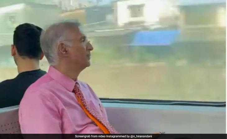 Tỉ phú Ấn Độ Niranjan Hiranandani ngồi trên tàu lửa để đi du lịch - Ảnh: NDTV