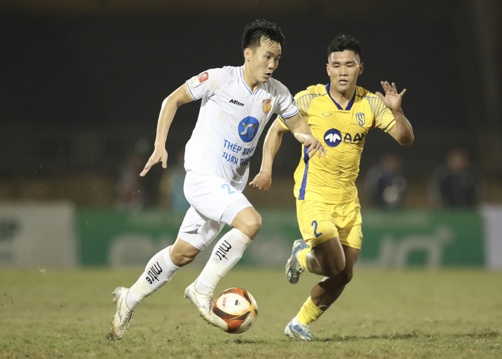 Tô Văn Vũ (trái) trong trận Nam Định đánh bại SLNA với bàn thắng gây tranh cãi - Ảnh: NAM ĐỊNH FC