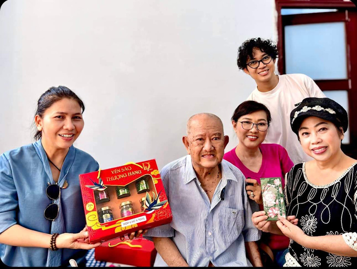 Nghệ sĩ Thụy Mười, Phương Dung, Phi Phụng đến thăm hỏi, lì xì và tặng quà nghệ sĩ Mạc Can tại Trung tâm dưỡng lão Thị Nghè - Ảnh: NVCC