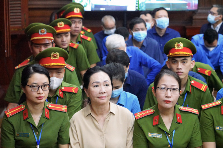 Bà Trương Mỹ Lan (giữa, hàng đầu) tại tòa - Ảnh: HỮU HẠNH
