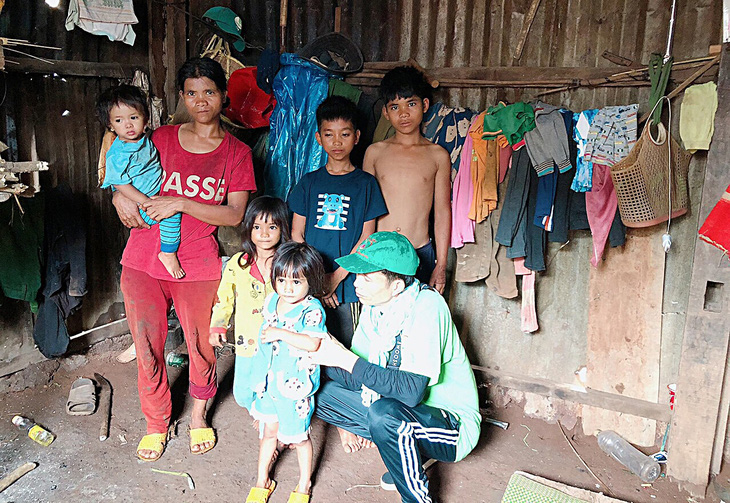 An Trần ghé thăm một hộ nghèo ở vùng cao  - Ảnh: NGỌC ÁNH