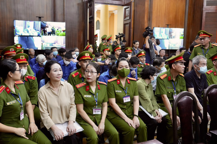 Các bị cáo tại phiên tòa ngày 6-3 - Ảnh: HỮU HẠNH