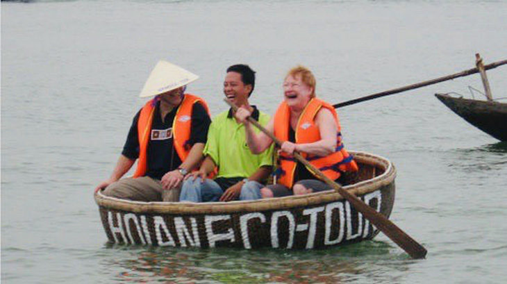 Nữ tổng thống Phần Lan đi thuyền thúng cùng ông Trần Văn Khoa năm 2008 - Ảnh: KHOA TRẦN