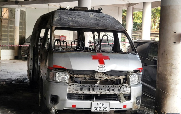 Xe cứu thương sau khi bốc cháy trong bãi xe trên đường Lê Hồng Phong, phường 12, quận 10 - Ảnh: Sở Y tế cung cấp
