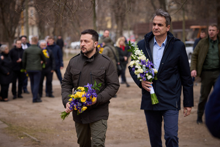 Ngày 6-3 tại Odessa, Tổng thống Ukraine Volodymyr Zelensky và Thủ tướng Hy Lạp Kyriakos Mitsotakis đến nơi tưởng niệm 12 nạn nhân trong vụ drone tấn công vào tòa nhà trong khu vực một ngày trước đó - Ảnh: REUTERS