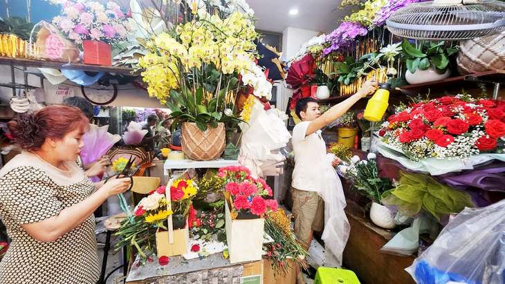 Chiều 6-3, nhiều loại hoa đã được các cửa hàng chưng bán nhưng lượng khách còn khiêm tốn - Ảnh: N.TRÍ