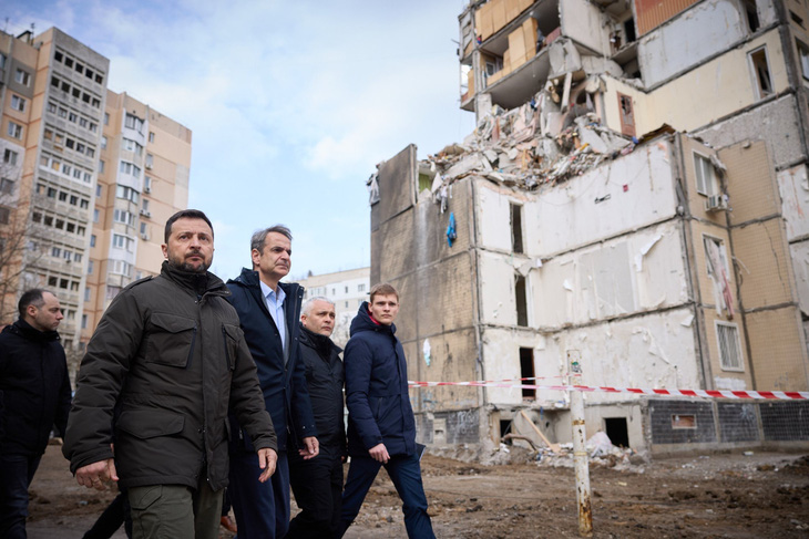 Tổng thống Ukraine Volodymyr Zelensky và Thủ tướng Hy Lạp Kyriakos Mitsotakis đi thị sát các khu nhà bị hư hại sau các cuộc tấn công của Nga ở Odessa - Ảnh: REUTERS