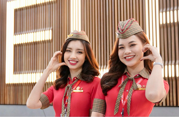 Các tiếp viên hàng không Vietjet tự tin với nụ cười tỏa sáng cùng đồng phục được thiết kế đẹp mắt