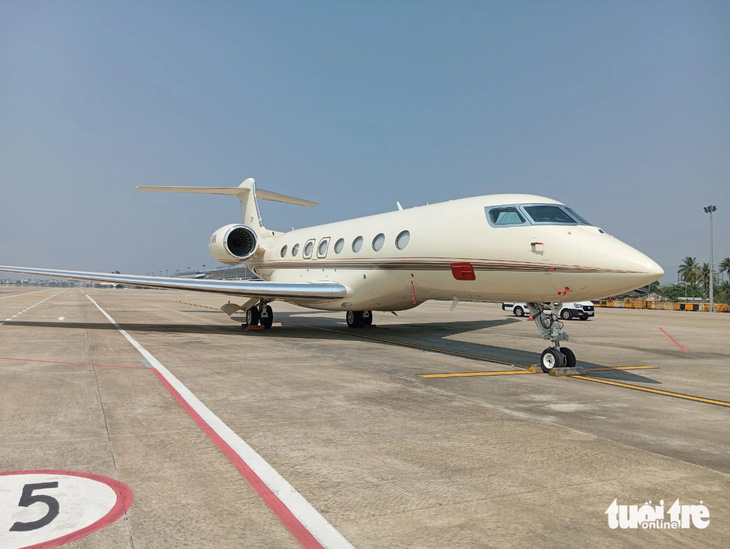 Chiếc máy bay Gulfstream G650ER mang số hiệu N887WM trị giá 70 triệu USD chở ông Bill Gates đậu tại sân bay Đà Nẵng - Ảnh: TIẾN MINH