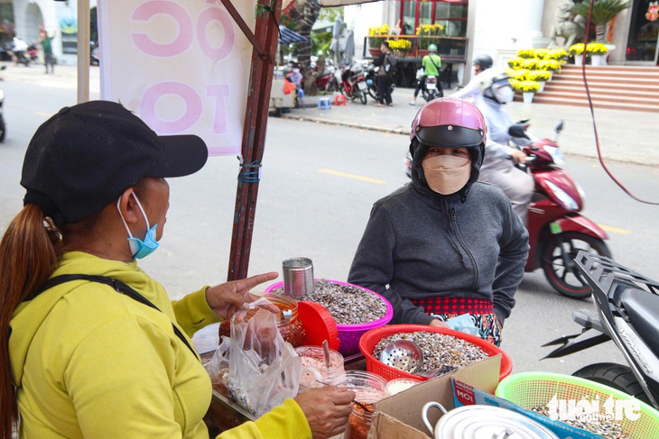 Ốc lể được trộn gia vị sau khi luộc chín, bày bán dọc các con đường ở Đà Nẵng - Ảnh: THANH NGUYÊN