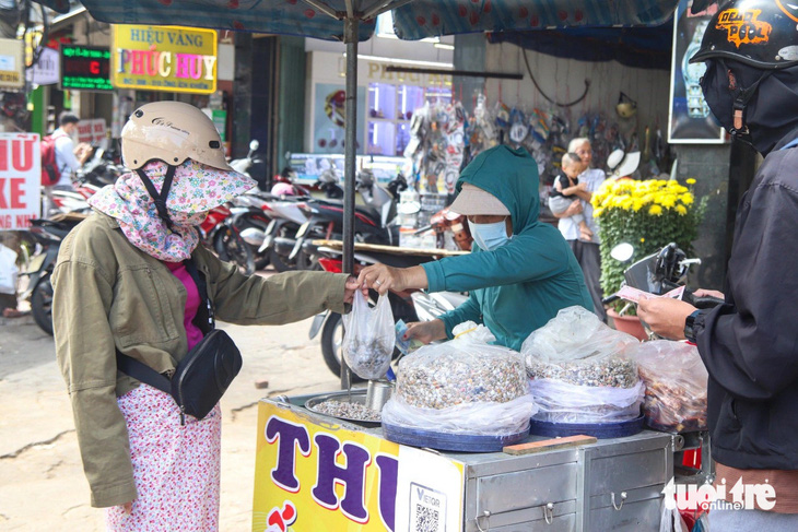 Khách hàng chờ đợi mua ốc trên đường Ông Ích Khiêm, Đà Nẵng - Ảnh: THANH NGUYÊN 