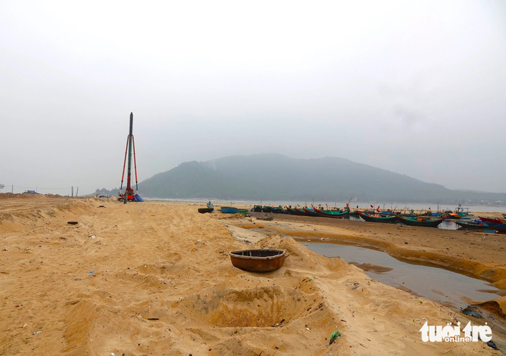 Quang cảnh dự án cảng cá Cửa Nhượng được đầu tư xây dựng tại xã Cẩm Nhượng, huyện Cẩm Xuyên - Ảnh: LÊ MINH