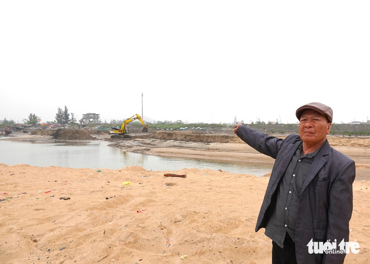 Ông Nguyễn Văn Quyết mong muốn dự án hoàn thành để người dân sớm hưởng lợi - Ảnh: LÊ MINH