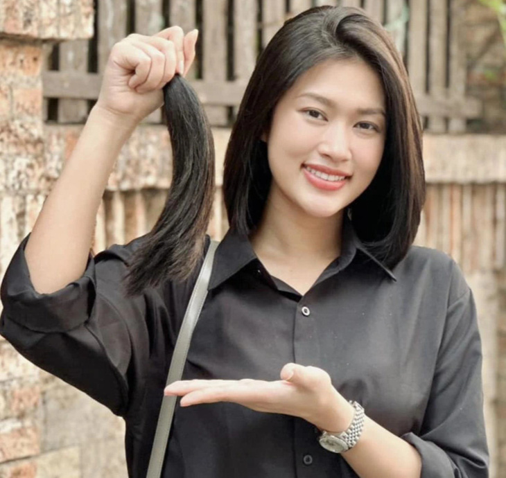 Hoa hậu Thiên Ân hiến tóc cho bệnh nhân ung thư nhân dịp 8-3 - Ảnh: FBNV