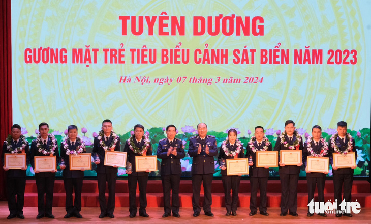 Cảnh sát biển Việt Nam tuyên dương các gương mặt trẻ tiêu biểu, triển vọng năm 2023 - Ảnh: HÀ THANH