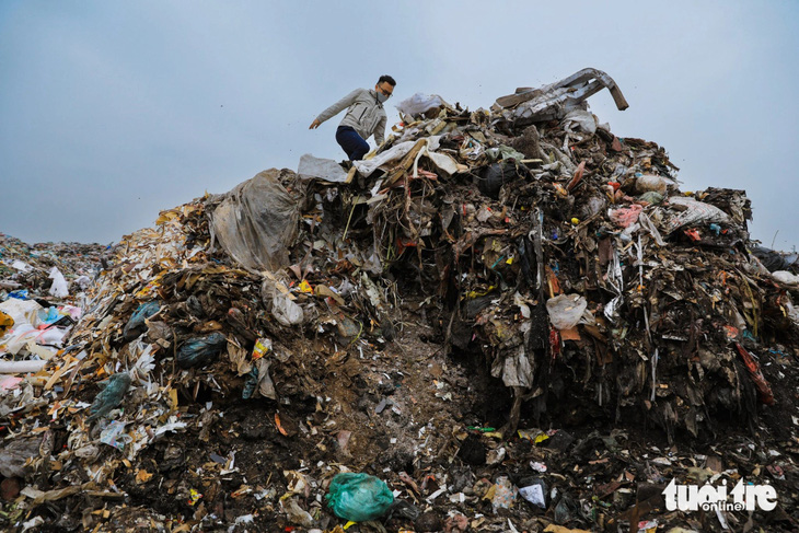 Phóng viên Tuổi Trẻ đi thực tế tại một bãi rác ở ngoại thành Hà Nội - Ảnh: DANH KHANG
