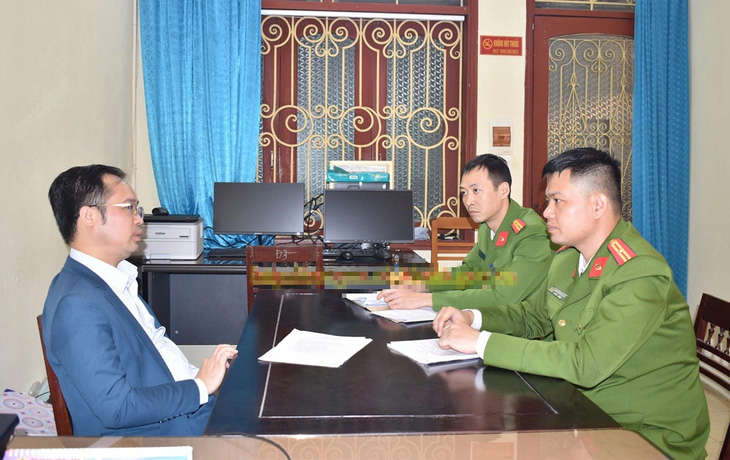 Cơ quan cảnh sát điều tra Công an tỉnh Ninh Bình làm việc với chủ tịch Tập đoàn vàng bạc đá quý ATV - Ảnh: ĐỖ HÙNG