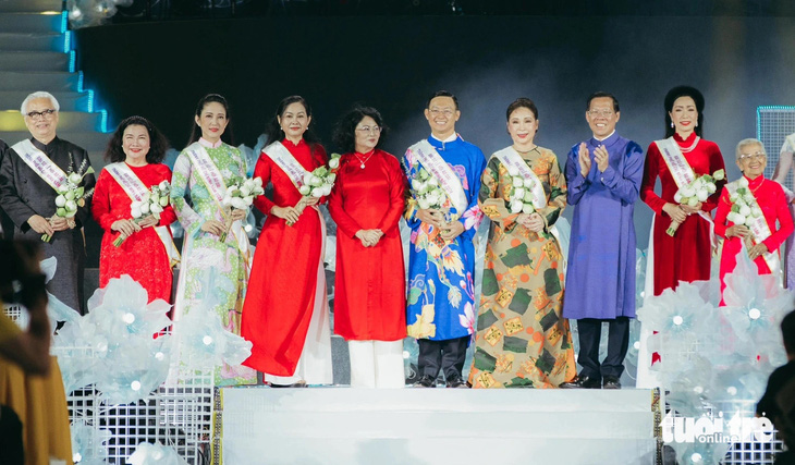 Chủ tịch UBND TP.HCM Phan Văn Mãi (thứ ba từ phải qua) trao hoa cảm ơn cho các đại sứ Lễ hội Áo dài 2024 - Ảnh: THANH HIỆP