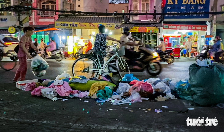 Vào buổi chiều tối, liên tục có người dân đến vứt rác trên đường Phan Văn Trị 