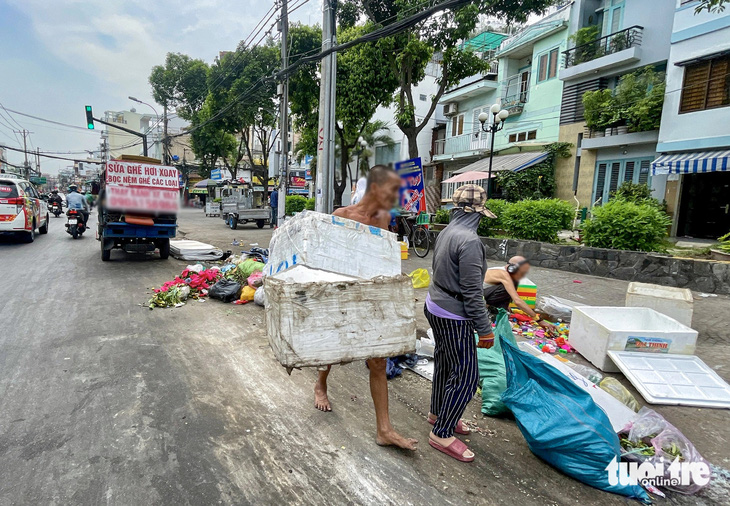 Một số xe lôi, xe rác dân lập đến vứt nệm, ghế, rác cồng kềnh trên đường Phan Văn Trị