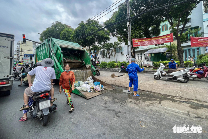 Công ty dịch vụ công ích thường xuyên gom, dọn rác trên đường Phan Văn Trị 