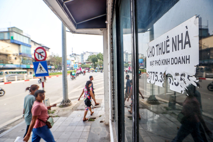 Do kinh doanh khó khăn nên nhiều mặt bằng trên tuyến phố trung tâm ở Hà Nội khó tìm được khách thuê. Ảnh chụp tại một cửa hàng trên đường Điện Biên Phủ, quận Ba Đình - Ảnh: NGUYỄN KHÁNH