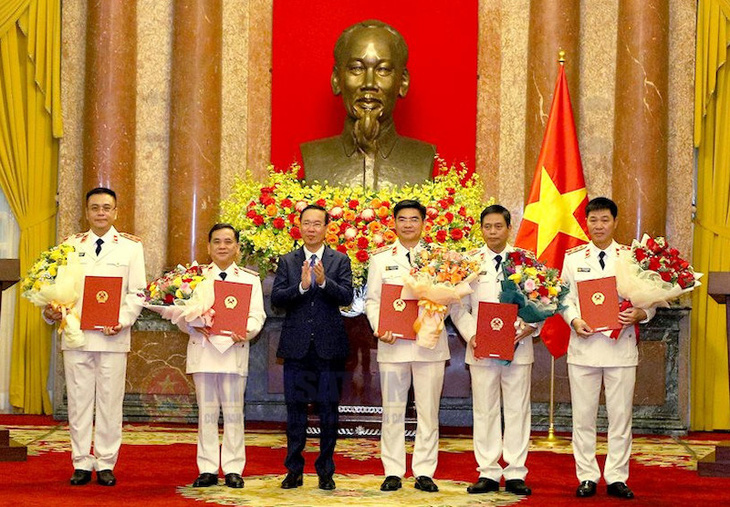 Chủ tịch nước Võ Văn Thưởng trao quyết định bổ nhiệm cho 5 cán bộ - Ảnh: T.H.