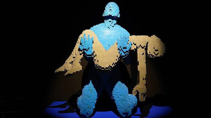 Trong hình là bức tượng làm từ những miếng ghép Lego của nghệ sĩ Nathan Sawaya, một người từng là luật sư nhưng giờ là nghệ sĩ Lego nổi tiếng nhất thế giới bởi tài năng biến những miếng ghép đơn giản thành các tác phẩm nghệ thuật độc đáo - Ảnh: REUTERS