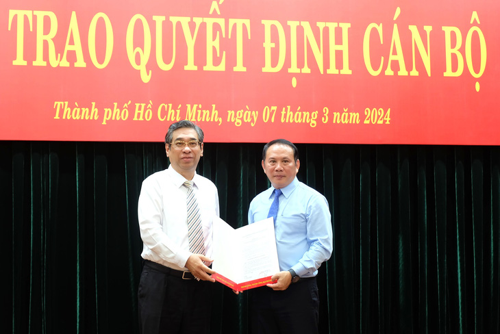 Phó bí thư Thành ủy TP.HCM Nguyễn Phước Lộc trao quyết định cho ông Lâm Hùng Tấn - Ảnh: TIẾN LONG