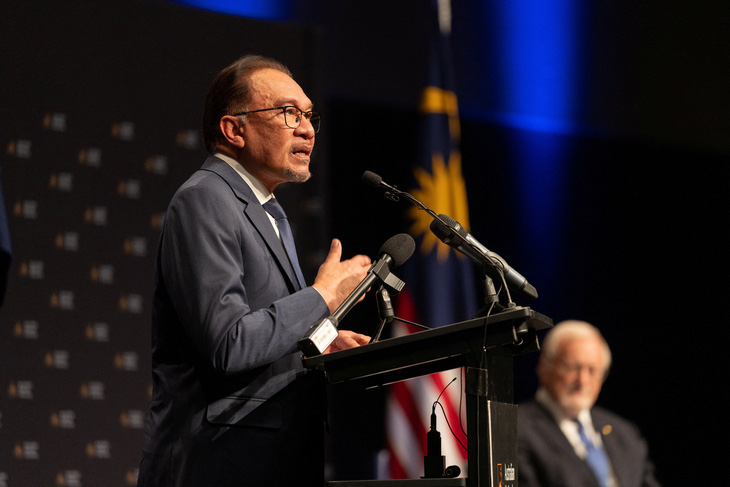 Thủ tướng Malaysia Anwar Ibrahim phát biểu tại ĐHQG Úc ngày 7-3 - Ảnh: REUTERS