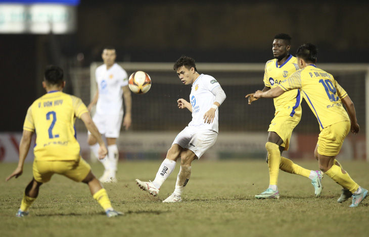 Mặt sân Vinh xấu đã làm ảnh hưởng đến lối chơi của CLB Nam Định - Ảnh: Nam Định FC