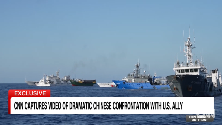 Ảnh chụp màn hình phóng sự của Đài CNN cho thấy tàu tiếp tế Philippines (xanh lá) bị bao quanh bởi nhiều tàu hải cảnh Trung Quốc