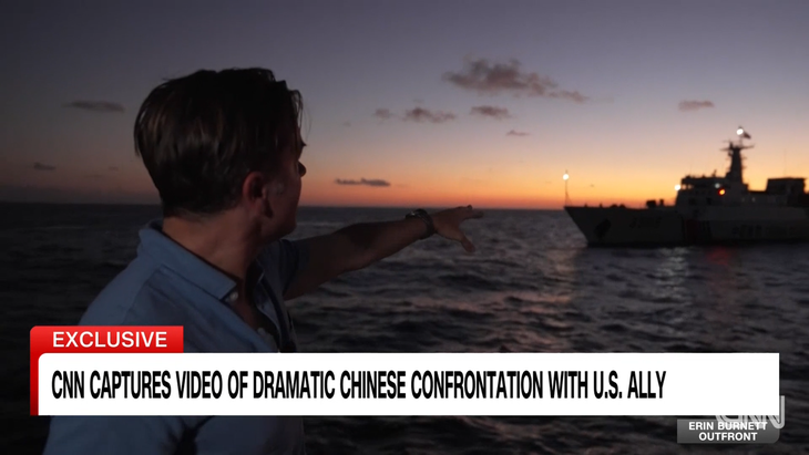 Ảnh chụp màn hình phóng sự của Đài CNN cho thấy một tàu hải cảnh Trung Quốc cách tàu Philippines chỉ vài mét vào rạng sáng 5-3