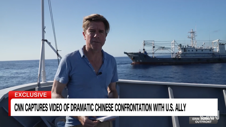 Ảnh chụp màn hình phóng sự của Đài CNN cho thấy phóng viên Ivan Watson đứng trên tàu tuần duyên Philippines BRP Cabra ngày 5-3, đằng sau là một tàu cá Trung Quốc