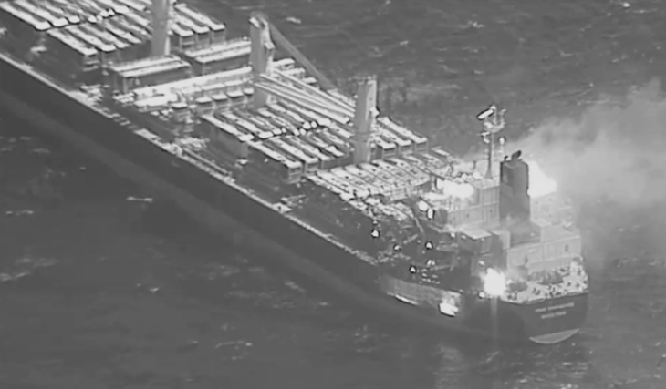 Khói bốc lên từ tàu True Confidence bị tên lửa tấn công ở Biển Đỏ. Hình ảnh được Bộ tư lệnh trung tâm Mỹ đăng ngày 7-3 trên X (trước đây là Twitter) - Ảnh: X U.S. CENTRAL COMMAND